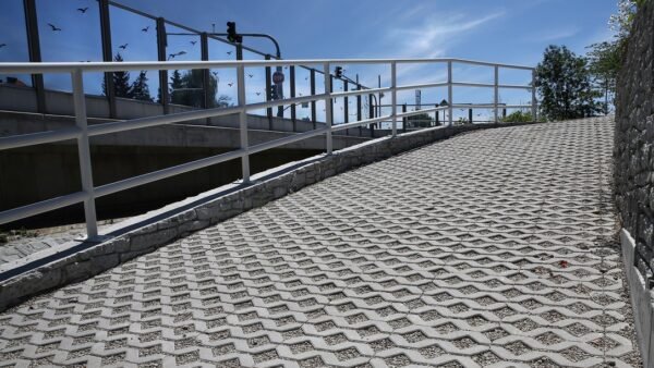 CS02P101B101-06_VEGE Zatravňovací tvárnice